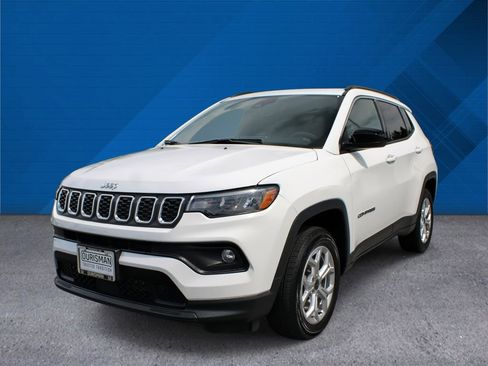 Used 2025 Jeep Compass Latitude w/ Sun & Sound Group AWD/4WD image 5