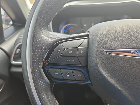 Used 2021 Chrysler Pacifica Limited w/ Uconnect Theater Family Group FWD image 12
