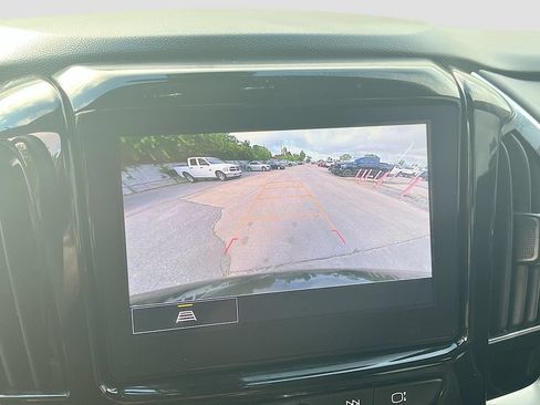 Used 2023 Chevrolet Traverse LT FWD image 13