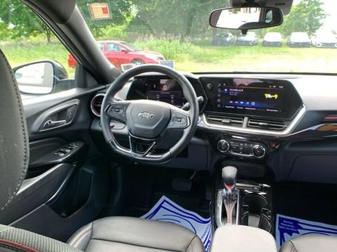 Used 2024 Chevrolet Trax RS FWD image 19