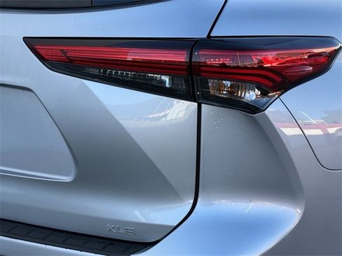 Used 2023 Toyota Highlander XLE image 7