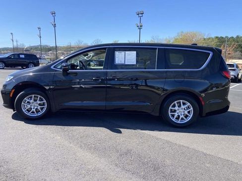 Used 2024 Chrysler Pacifica Touring-L image 6