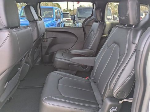 New 2026 Chrysler Pacifica Select image 15