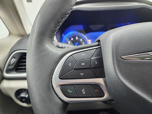 Used 2024 Chrysler Pacifica Touring-L FWD image 15