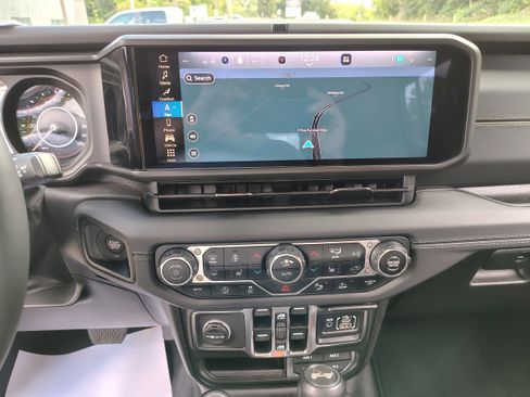 Used 2025 Jeep Wrangler Sahara w/ Safety Group image 33