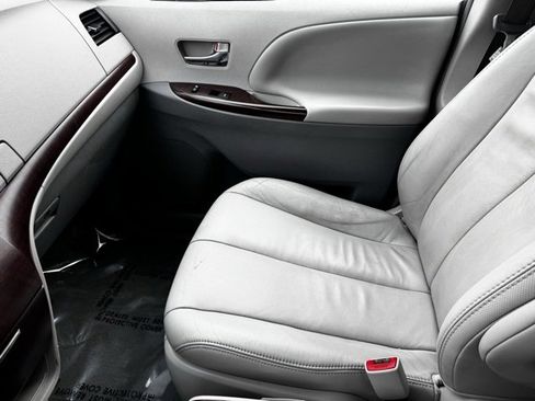 Used 2013 Toyota Sienna XLE image 25