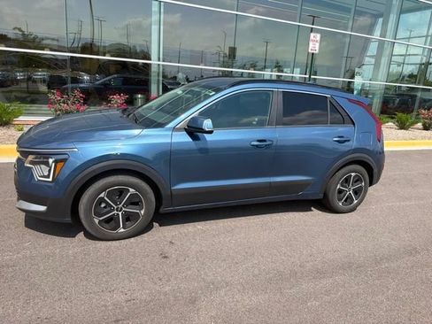 Certified 2023 Kia Niro EX FWD image 2