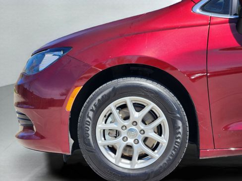 Used 2017 Chrysler Pacifica Touring image 10