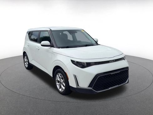 Used 2025 Kia Soul LX w/ LX Technology Package FWD image 2