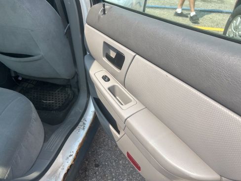 Used 2005 Ford Taurus SE image 13