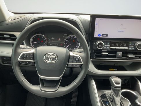 Used 2024 Toyota Highlander XLE FWD image 13
