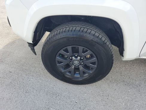 Certified 2022 Toyota Tacoma TRD Off-Road image 17