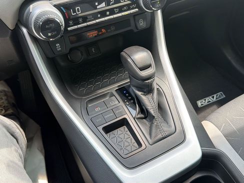 Used 2020 Toyota RAV4 XLE w/ Convenience Package FWD image 19