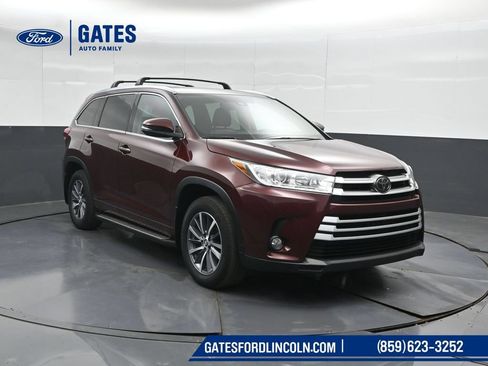 Used 2017 Toyota Highlander XLE AWD/4WD image 4