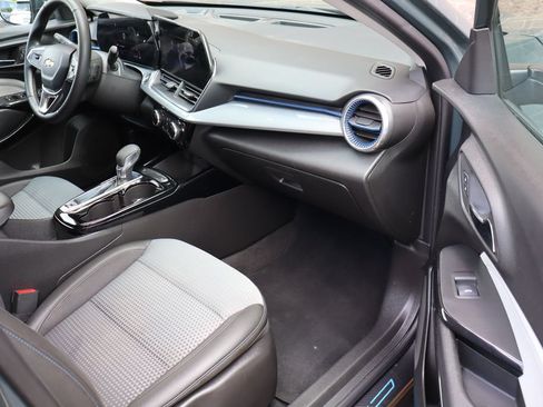 Used 2025 Chevrolet Trax LT w/ Driver Confidence Package FWD image 40
