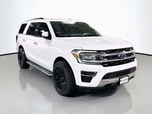 Used 2023 Ford Expedition Limited image 3