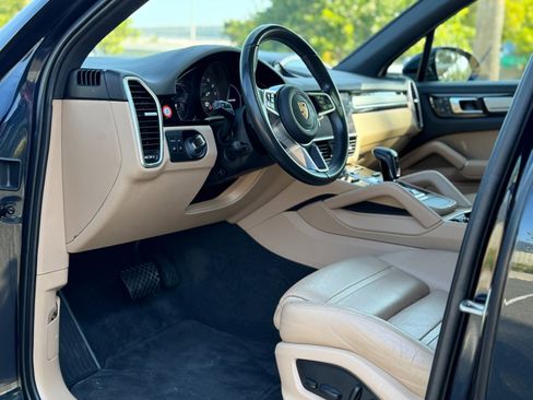 Used 2022 Porsche Cayenne Platinum Edition image 29