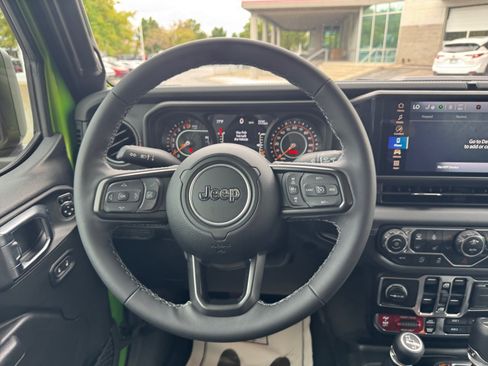 Used 2025 Jeep Gladiator Rubicon w/ Convenience Group AWD/4WD image 6