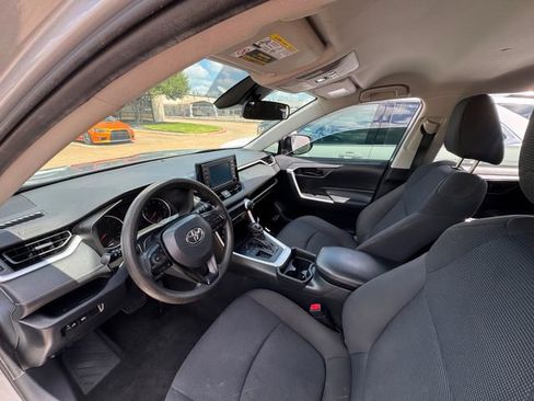 Used 2019 Toyota RAV4 LE w/ Carpet Mat Package FWD image 9
