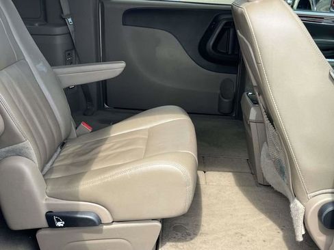 Used 2014 Chrysler Town & Country Touring FWD image 23