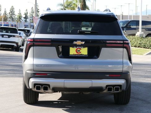 Used 2025 Chevrolet Traverse LT image 4