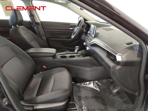 Used 2025 Nissan Altima 2.5 SV FWD image 38