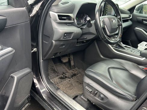 Used 2022 Toyota Highlander XLE AWD/4WD image 6