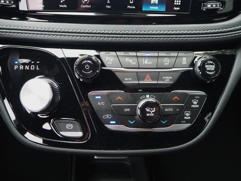 New 2025 Chrysler Pacifica Select w/ Uconnect Theater Family Group image 25