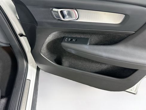 Used 2025 Volvo XC40 B5 Core image 33
