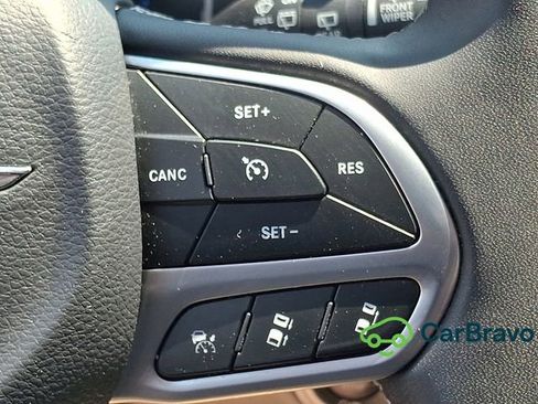 Used 2023 Chrysler Pacifica Touring-L FWD image 23
