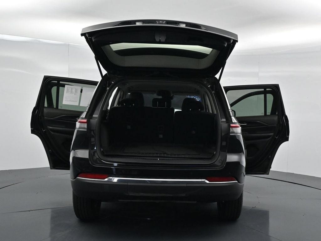 Used 2023 Jeep Grand Cherokee Laredo RWD image 35