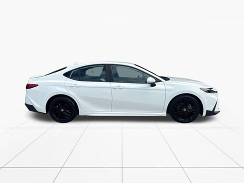 Used 2025 Toyota Camry SE FWD image 9
