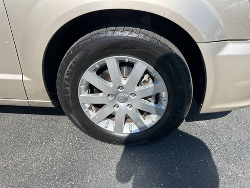 Used 2015 Chrysler Town & Country Touring FWD image 5