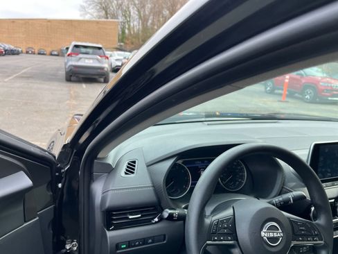 Used 2025 Nissan Sentra SV image 32