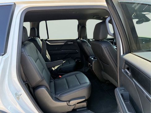 Used 2025 GMC Acadia Elevation w/ Elevation Premium Package AWD/4WD image 12