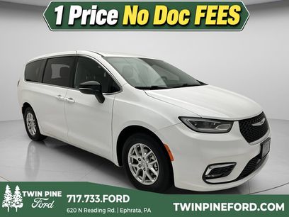 Used 2025 Chrysler Pacifica Select