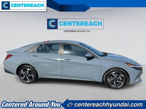 Used 2023 Hyundai Elantra SEL w/ Convenience Package FWD image 3