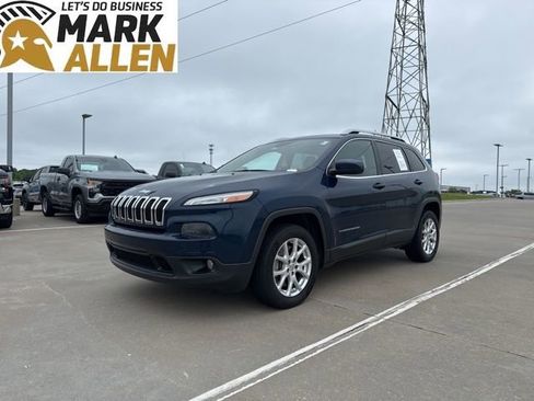 Used 2018 Jeep Cherokee Latitude Plus w/ Comfort/Convenience Group image 2