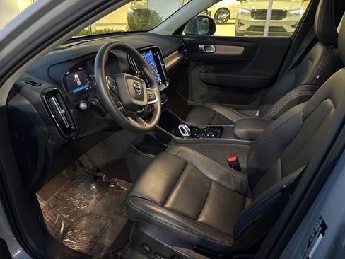 Used 2025 Volvo XC40 B5 Plus image 18