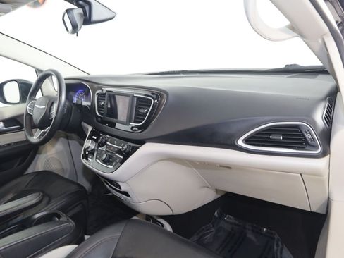 Used 2018 Chrysler Pacifica Touring-L FWD image 38