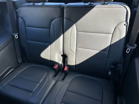 Used 2023 GMC Acadia SLT w/ Elevation Edition image 15