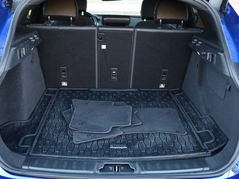 Used 2018 Jaguar F-PACE Premium image 11