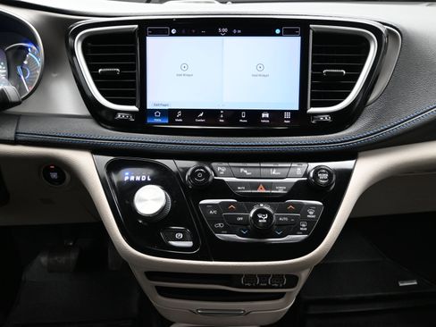 Used 2021 Chrysler Pacifica Touring-L FWD image 17