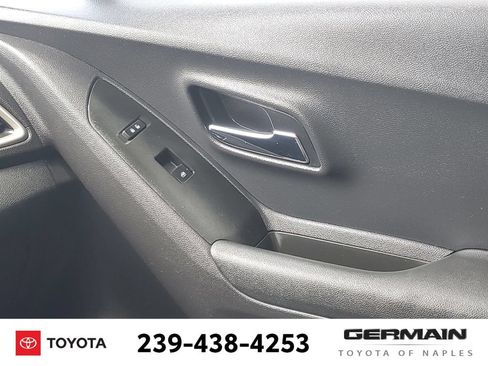 Used 2020 Chevrolet Trax LT w/ Sun & Sound Package FWD image 29