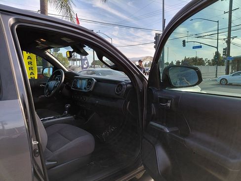 Used 2018 Toyota Tacoma TRD Sport AWD/4WD image 27