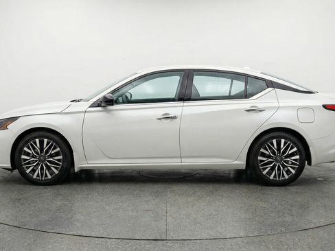 Used 2025 Nissan Altima 2.5 SV image 5