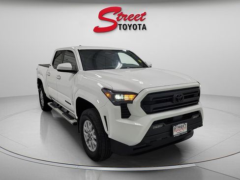 Certified 2024 Toyota Tacoma SR5 AWD/4WD image 5