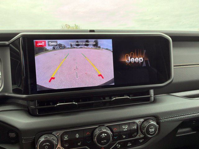 Used 2025 Jeep Wrangler Unlimited Sahara AWD/4WD image 8