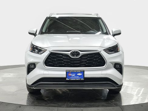 Used 2023 Toyota Highlander XLE AWD/4WD image 10