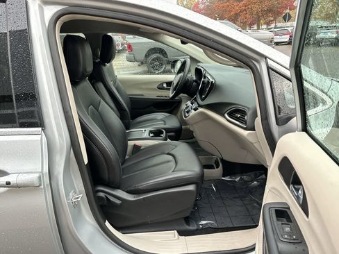 Certified 2024 Chrysler Pacifica Touring-L image 9